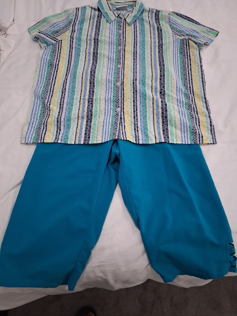 Alfred Dunner Mint, Turquoise  Patterned Blouse With Matching Capri Pants